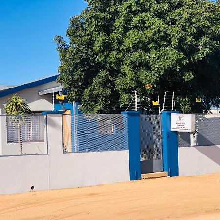Mo-Nize Villa Guesthouse Otjiwarongo Exteriör bild