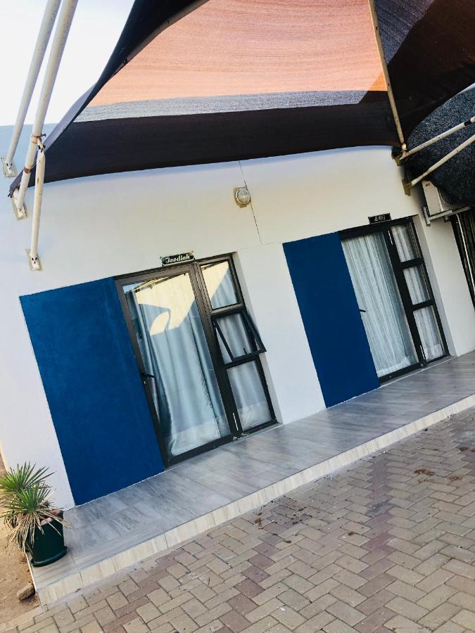 Mo-Nize Villa Guesthouse Otjiwarongo Exteriör bild