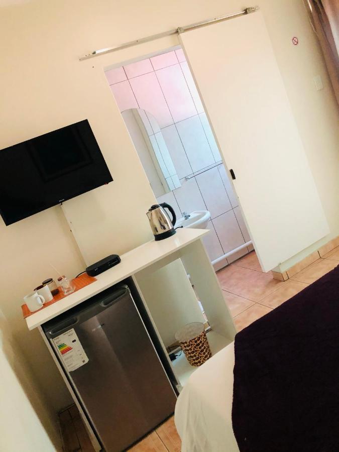 Mo-Nize Villa Guesthouse Otjiwarongo Exteriör bild