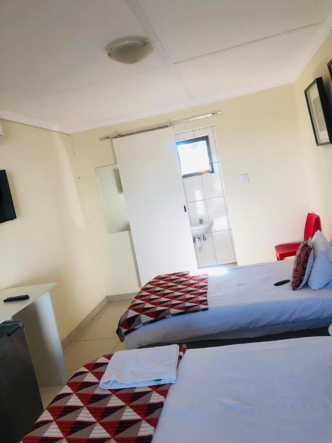 Mo-Nize Villa Guesthouse Otjiwarongo Exteriör bild
