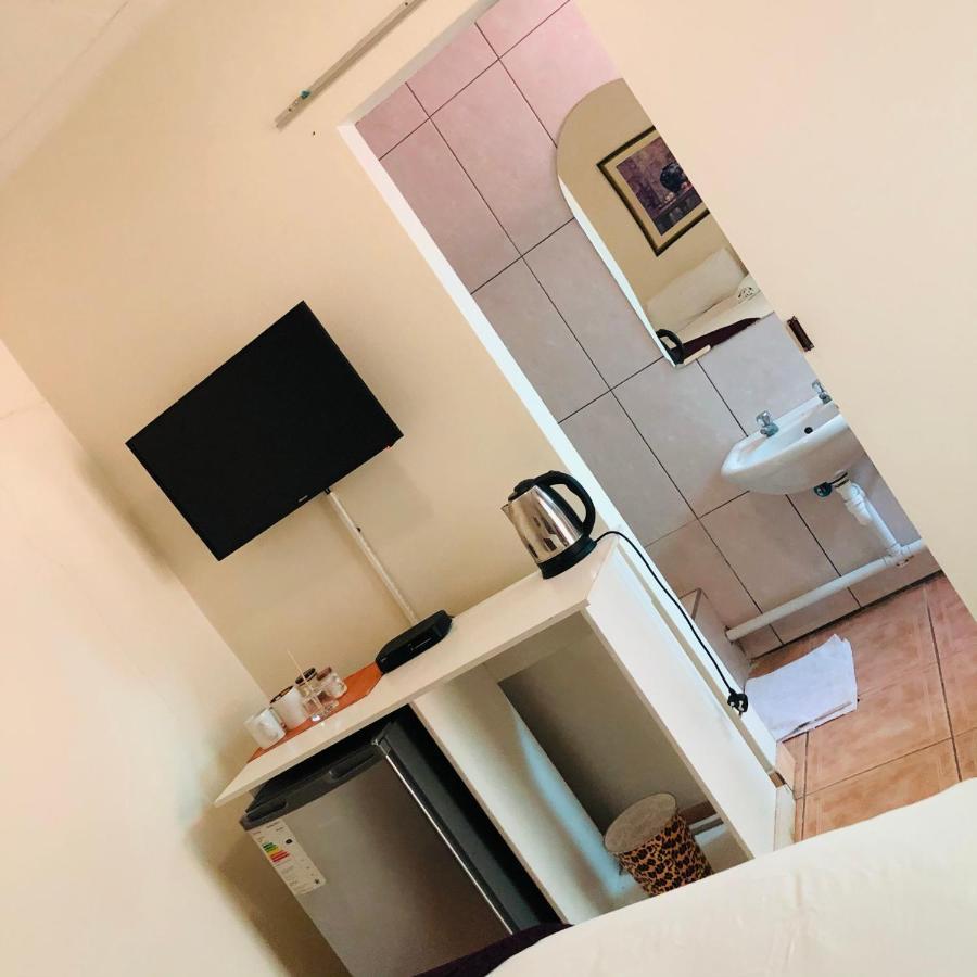 Mo-Nize Villa Guesthouse Otjiwarongo Exteriör bild
